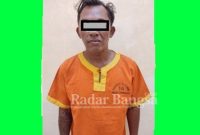 Masman (47) warga Desa Puter Kecamatan Kembangbahu, Kabupaten Lamongan, buronan pelaku pembobolan pabrik PT Benen Otomotif dan Fan yang berada di Desa Takeranklanting  saat diamankan polres Lamongan (IST/RadarBangsa)