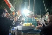 Pedagang jagung rebus, Kusnadi saat di serbu pembeli (Dok Foto Riyaman)