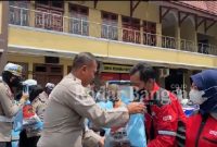 Kapolres Lumajang AKBP Dewa Putu Eka Darmawan. S.I.K., M.H membagikan bantuan sembako secara simbolis.