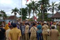 Aksi yang digelar AKD dan PPDI di halaman gedung DPRD Kabupaten Lumajang