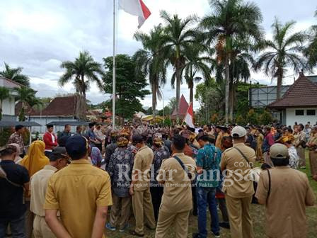 Aksi yang digelar AKD dan PPDI di halaman gedung DPRD Kabupaten Lumajang