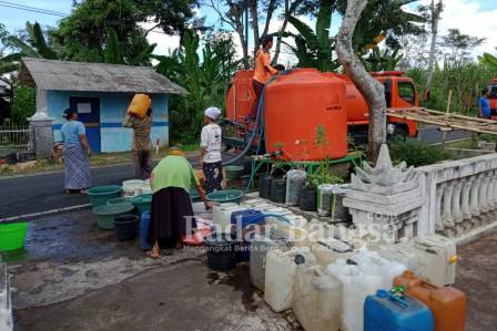 BPBD Droping Air Bersih di Desa Gucialit