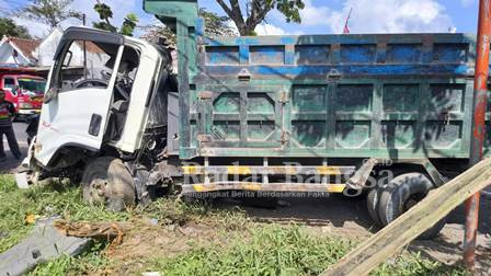 Dump Truk yang terlibat kecelakaan