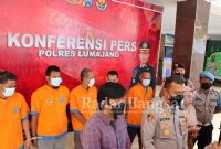 Kelima terduga tersangka saat press release