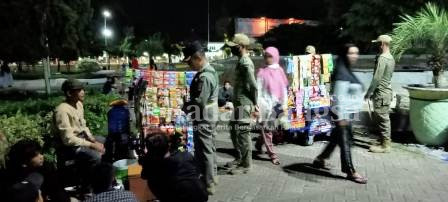 Satpol PP Lumajang saat lakukan penertiban kepada PKL di alun - alun kota Lumajang