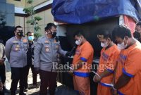Kapolresta Sidoarjo Kombes Pol Kusumo Wahyu Bintoro SH SIK dalam konferensi pers dan menanyai para tersangka (IST/RadarBangsa)