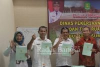 Penyerahan 52 sertifikat oleh Kantah kepada Kepala Dinas Pekerjaan Umum dan Tata Ruang (Kadis PUTR) Kabupaten Sumenep Ir. Eri Susanto, M.Si. bersama Kepala Dinas Perumahan Rakyat, Kawasan Permukiman dan Perhubungan (Kadis Perkimhub) Kabupaten Sumenep Ir. Mohammad Jakfar, MM.
