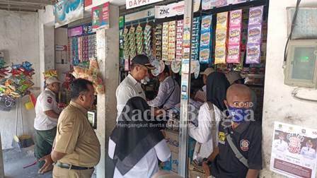 Satpol-PP bersama Tim gabungan Pemerintah Kabupaten (Pemkab) Sumenep melakukan penyisiran toko-toko (IST/RadarBangsa)