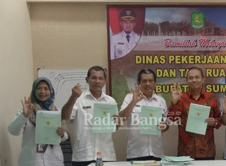 Penyerahan 52 sertifikat oleh Kantah kepada Kepala Dinas Pekerjaan Umum dan Tata Ruang (Kadis PUTR) Kabupaten Sumenep Ir. Eri Susanto, M.Si. bersama Kepala Dinas Perumahan Rakyat, Kawasan Permukiman dan Perhubungan (Kadis Perkimhub) Kabupaten Sumenep Ir. Mohammad Jakfar, MM.