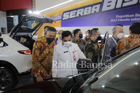 Para Pejabat Pembuka mengecek area pameran GIIAS Surabaya 2022