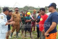 Kepala desa Jayapura SOLIHIN. GP bersama Penyuluh Lingkungan Hidup dan Kehutanan Ridwan Gunawan. SP, didampingi anggota KORAMIL 0608-17/Cidaun, serta perangkat desa dan mahasiswa/PKL. (Dok Photo AE Nasution/RadarBangsa.co.id)