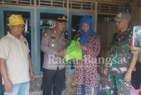  Kapolsek Cidaun AKP Munawir disaksikan kepala desa (tiga periode) Karyabakti SUNADI dan Babinsa desa Karyabakti Sertu KOSWARA sedang menyerahkan paket bantuan bencana alam banjir bandang. (Dok photo AE Naaution/RadarBangsa.co.id)