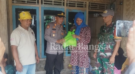  Kapolsek Cidaun AKP Munawir disaksikan kepala desa (tiga periode) Karyabakti SUNADI dan Babinsa desa Karyabakti Sertu KOSWARA sedang menyerahkan paket bantuan bencana alam banjir bandang. (Dok photo AE Naaution/RadarBangsa.co.id)