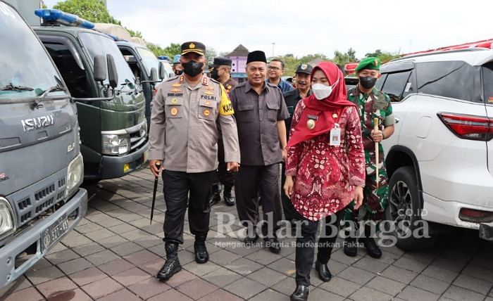 Bupati Demak Dr. Eisti'anah didampingi Kapolres Demak saat cek kesiapan anggota ( IST)