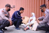 Sihumas Polres Pringsewu Polda Lampung menyalurkan bantuan sosial untuk warga yang membutuhkan, Sabtu (15/10/2022).