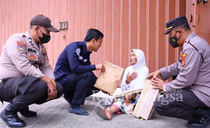 Sihumas Polres Pringsewu Polda Lampung menyalurkan bantuan sosial untuk warga yang membutuhkan, Sabtu (15/10/2022).