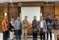  Perwakilan Komisioner BPKN RI, Drs. Radix Siwo Purnomo , M.S dan Drs. Said Sutomo (sebelah kanan) menyerahkan cinderamata kepada Dekan FKMK UGM, dr. Yodi Mahendradhana, M.Sc., Ph.D (Foto : BPKN RI)