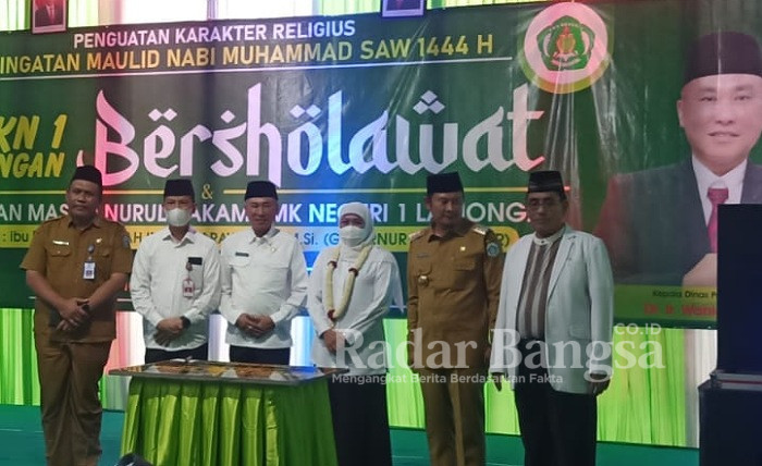 Gubernur Jawa Timur Khofifah Indar Parawansa meresmikan Masjid Nurul Hakam milik SMK N 1 Lamongan, di SMK N 1 Lamongan (18/10) (IST)