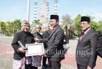 Bupati Lamongan Yurohnur Efendi, saat menggelar upacara di Alun-Alun Lamongan, Jumat (28/10) (IST)