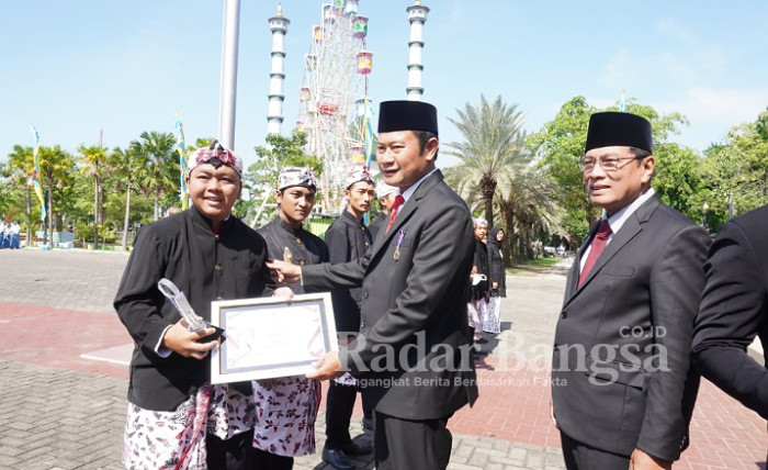 Bupati Lamongan Yurohnur Efendi, saat menggelar upacara di Alun-Alun Lamongan, Jumat (28/10) (IST)