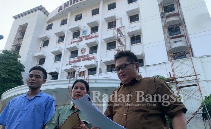 Caption : Dwi Heri Mustika (kanan), Kuasa Hukumnya TS seusai menyerahkan surat permohonan kepada Kasatreskrim Polrestabes Surabaya, Kamis 28 Oktober 2022 (Foto : fyw)