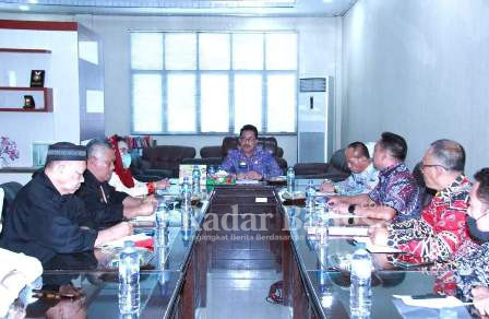 Sekda Lampung Selatan, Thamrin menyambut kehadiranTim Penilai Eliminasi Malaria Kementerian Kesehatan RI di ruang Sekdakab Kantor Bupati setempat, Jum’at (14/10/2022).