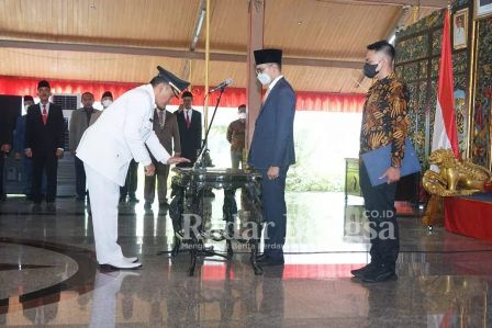  Bupati Bangkalan R Abdul Latif Amin Imron melantik Pejabat Struktural dan mengukuhkan Pejabat Fungsional di lingkungan Pemkab Bangkalan. berlangsung di Pendopo Agung Bangkalan, Kamis (20/10/2022)