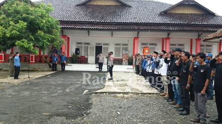 Photo sedang diselenggarakannya Upacara Memperingati Hari Kesaktian Pancasila di pelataran kantor camat Cidaun, kabupaten Cianjur, provinsi Jawa Barat penuh khidmat. (Photo Dok. AE Nasution/RadarBangsa.co.id)