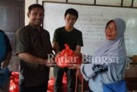 Kepala desa Sukapura, kecamatan Cidaun, kabupaten Cianjur, provinsi Jawa Barat HILMAN CAHYANA RESMAWAN di dampingi Camat Cidaun diwakili Kasubag Umum dan Kepegawaian Lebby Nurdiansyah. S. IP dan bendahara kecamatan Cidaun Abdullah NZ, Bhabinkamtibmas desa Sukapura, serta perangkat desa Sukapura menyerahkan bantuan kepada warga masyarakat desa Sukapura terdampak banjir bandang. (Dok photo AE Nasution/Radarbangsa.co.id)