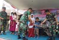 Danramil 0608 - 17/Cidaun Kapten Kav Ma'rufin didampingi oleh SERMA Asep Mulyana dan Dasep Kurnia sedang menyerahkan santunan anak yatim dalam acara Syukuran HUT TNI KE-77 dengan Tema 