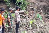 Peninjauan langsung tempat kejadian tebing longsor Kampung Sadar Alam desa Jayapura oleh Kapolsek Cidaun AKP Munawir bersama personil dan Babinsa SERMA Asep Mulyana dari Koramil Cidaun dan Retana dari BPBD Cianjur. (Dok photo AE Nasution/RadarBangsa.co.id)