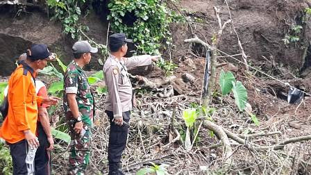 Peninjauan langsung tempat kejadian tebing longsor Kampung Sadar Alam desa Jayapura oleh Kapolsek Cidaun AKP Munawir bersama personil dan Babinsa SERMA Asep Mulyana dari Koramil Cidaun dan Retana dari BPBD Cianjur. (Dok photo AE Nasution/RadarBangsa.co.id)