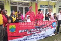  Plt. Camat Cidaun Sofyan Sauri. S. Sos di dampingi Koordinator Pendidikan (KORDIK) kecamatan Cidaun Iyus Sumarna, S. PdI dan Kasi Pemerintahan dan Pemberdayaan Masyarakat (PPM) kecamatan Cidaun D. Hadiat. SH melepas memberangkatkan kontingen Duta Festival Tunas Bahasa Ibu (FTBI) kecamatan Cidaun untuk mengikuti kegiatan tingkat kabupaten Cianjur di kecamatan Sukanegara. (Dok photo AE Nasution/RadarBangsa.co.id)