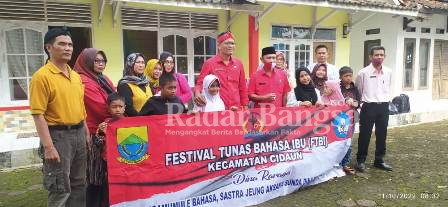  Plt. Camat Cidaun Sofyan Sauri. S. Sos di dampingi Koordinator Pendidikan (KORDIK) kecamatan Cidaun Iyus Sumarna, S. PdI dan Kasi Pemerintahan dan Pemberdayaan Masyarakat (PPM) kecamatan Cidaun D. Hadiat. SH melepas memberangkatkan kontingen Duta Festival Tunas Bahasa Ibu (FTBI) kecamatan Cidaun untuk mengikuti kegiatan tingkat kabupaten Cianjur di kecamatan Sukanegara. (Dok photo AE Nasution/RadarBangsa.co.id)