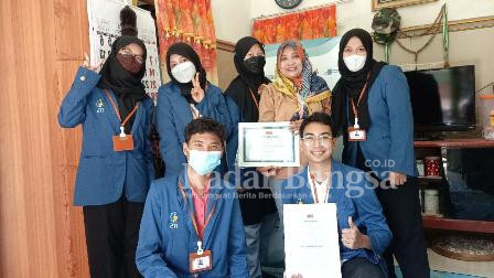 Mahasiswa Tim KKN ITS melakukan verifikasi dan validasi halal UMKM Sambeliki