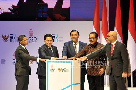 Menteri Koordinator Bidang Kemaritiman dan Investasi (Menko Marves), Luhut Binsar Pandjaitan didampingi Menteri Badan Usaha Milik Negara (BUMN), Erick Thohir membuka State Owned Enterprise (SOE) International Conference 2022 di Nusa Dua Bali, Senin (17/10)