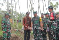 Sterad Paban II Puanter Kolonel Inf Jaelan, meninjau pembangunan fisik program TMMD Reguler ke-115 Kodim 0719/Jepara di Desa Ujungwatu Kamis (20/10/2022) (IST)