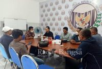 Pelapor Heri Susanto bin Sademo dkk yang didampingi PH-nya dari JAT & Partners Law Office audensi dengan Asisten Penghubung KY Wilayah Jatim, Ali, Kamis (13/10/2022), untuk menjelaskan kronologis laporannya beserta bukti pendukungnya (Foto : Fyw)