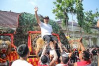 Bupati Lamongan Yuhronur Efendi saat memberangkatkan pawai panen hadiah Simpedes, di depan Pendopo Lokatantra Lamongan, Minggu (23/10) (IST)
