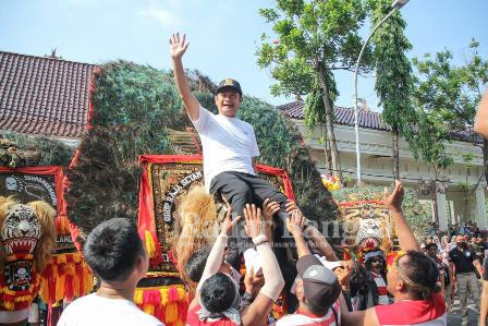 Bupati Lamongan Yuhronur Efendi saat memberangkatkan pawai panen hadiah Simpedes, di depan Pendopo Lokatantra Lamongan, Minggu (23/10) (IST)