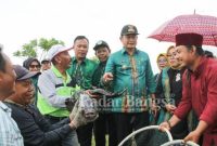  Bupati Lamongan Yuhronur Efendi dalam kunjungannya, di Kampung Kerapu Desa Labuhan Kecamatan Brondong, Rabu (26/10) (IST)