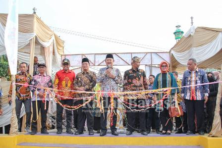 Bupati Lamongan Yuhronur Efendi saat membuka festival Sego Muduk sekaligus meresmikan Watunggal Edupark Sendangagung sebagai tempat outbond pelajar dan kelas membatik. Kamis (27/10) (IST)