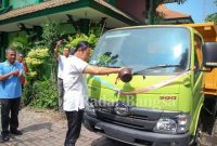 Bupati Lamongan Yuhronur Efendi saat menyerahkan satu unit armada  kepada Dinas Lingkungan Hidup (DLH) Lamongan, Jumat (14/10)