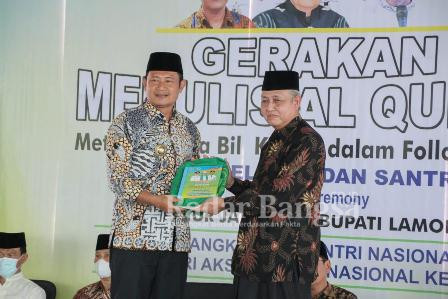 (Baju batik cerah)  Bupati Lamongan Yuhronur Efendi (IST)