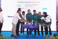 Pak Yes berkesempatan langsung melakukan pengundian hadiah utama mobil Suzuki Ertiga didampingi jajaran Forkopimda Lamongan, branch manager BRI Lamongan, dan notaris, di halaman kantor BRI Cabang Lamongan (IST)