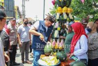 Bupati Lamongan Yuhronur Efendi saat menghadiri panen raya dan festival buah, Minggu (30/10) di Balaidesa Latukan