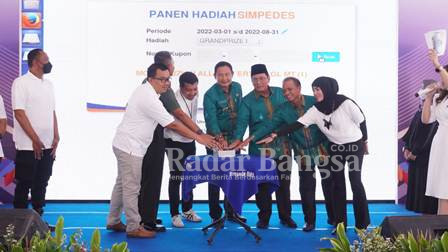 Pak Yes berkesempatan langsung melakukan pengundian hadiah utama mobil Suzuki Ertiga didampingi jajaran Forkopimda Lamongan, branch manager BRI Lamongan, dan notaris, di halaman kantor BRI Cabang Lamongan (IST)