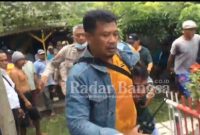  Kanit Reskrim Polsek Kunir, Aiptu Bambang Harianto berjaket Levis berkaos kuning, saat mengamankan pelaku dari amukan massa