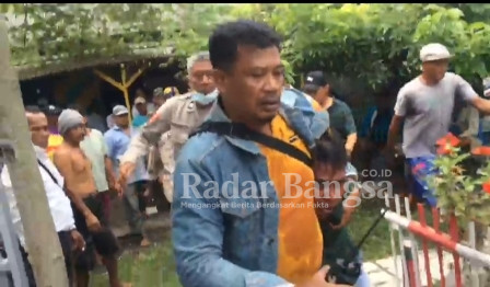  Kanit Reskrim Polsek Kunir, Aiptu Bambang Harianto berjaket Levis berkaos kuning, saat mengamankan pelaku dari amukan massa