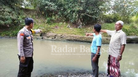 Anggota Kepolisian bersama warga saat menunjuk ketempat kejadian (IST)